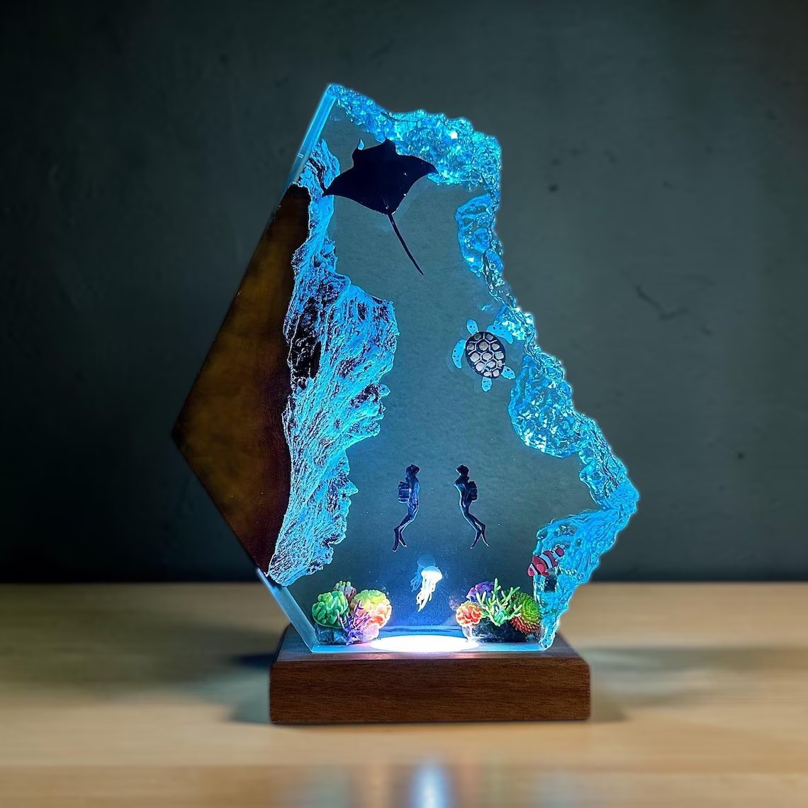 Manta ray resin lamp glowing aqua with sea turtle