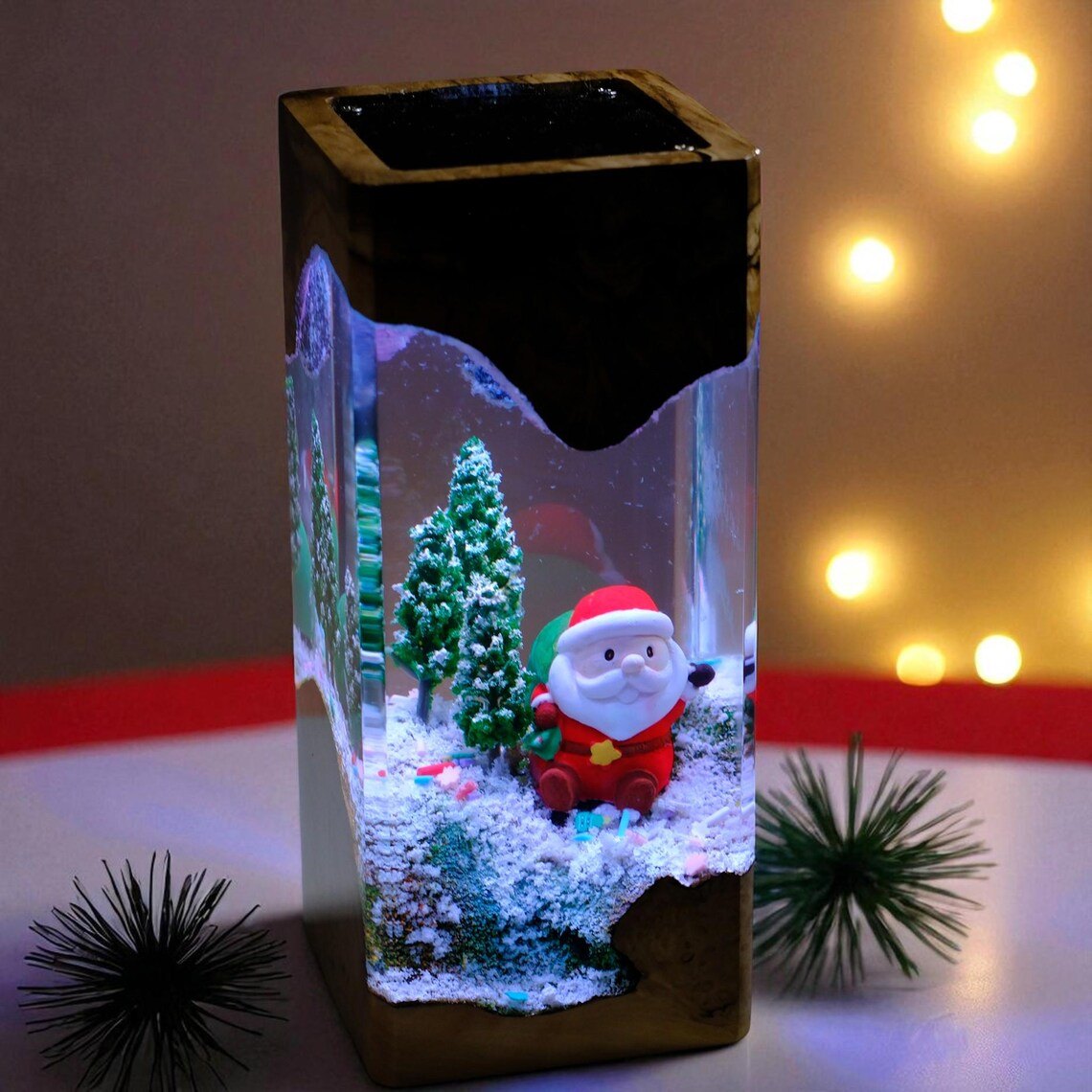 Santa resin lamp in dark wood with Christmas lights